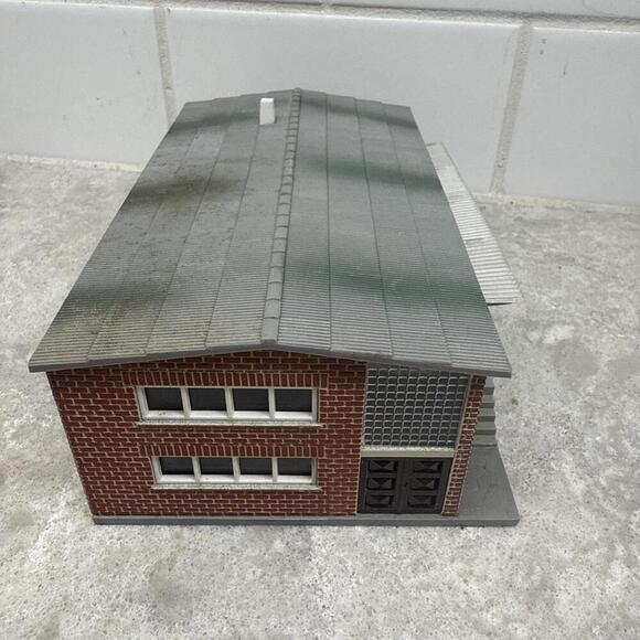 Vollmer Germany HO Industrial Building, Doors Slide Open/Close, Weathered - Picture 5 of 5